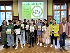 Die Jugendlichen haben im Beisein der LIFT-Projektleiterin Irene Grüter (links) und den beiden Coaching-Lehrpersonen Flavia Crameri (2.v.r.) und Reto Solèr (1.v. r.) ihre LIFT-Diplome erhalten.