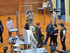 Die Besuchenden zeigten grosses Interesse an den präsentierten Arbeiten der 3. Sek-Schülerinnen und Schüler.